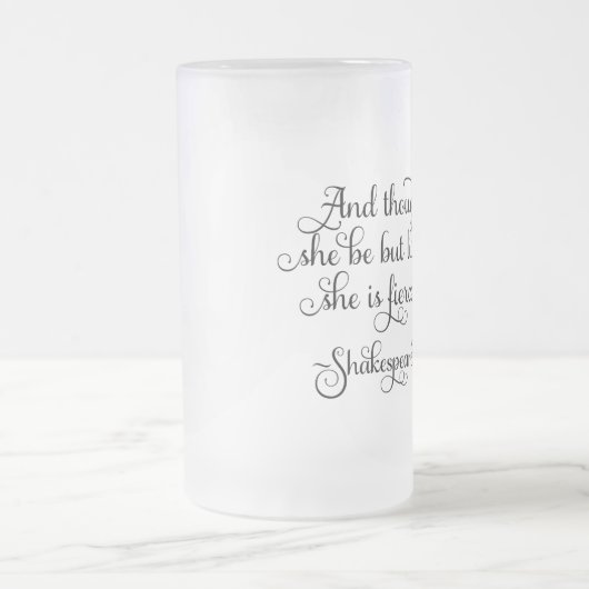 彼女は小さいかも獰猛だ。シェークスピア フロストグラスビールジョッキ (中央)