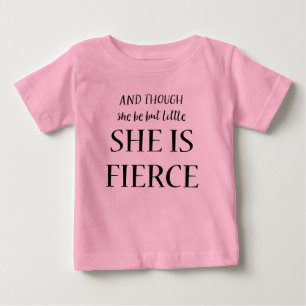 彼女は小さいが激しい引用文 ベビーTシャツ