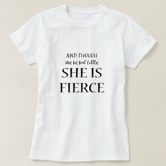 彼女は小さいが激しい引用文 Tシャツ (デザイン正面)