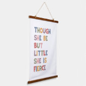 彼女は小さいが獰猛だが 吊り下げ型タペストリー (傾斜あり)