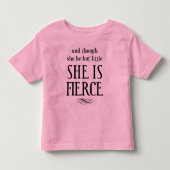 彼女は小さいが荒々しい！ トドラーTシャツ (正面)