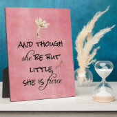 彼女は小さいが、どう猛な引用文 フォトプラーク (側面)