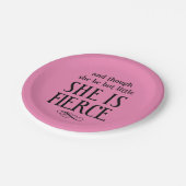 彼女は小さいが、激しいピンクの紙 ペーパープレート (アングル)