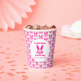 彼女は少しバニーが行く途中だ 紙コップ