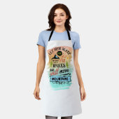 彼女は山のワードアートを動かす エプロン (着用した状態)