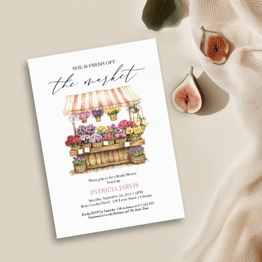 彼女は市場のフラワーショップブライダルシャワーから 招待状
