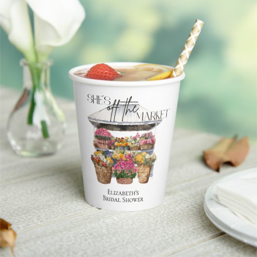 彼女は市場のフローラショップブライダルシャワーから外れている 紙コップ (インサイチュ)