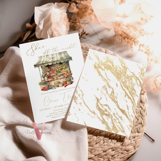 彼女は市場のブライダルシャワーの招待状をオフにしている 招待状