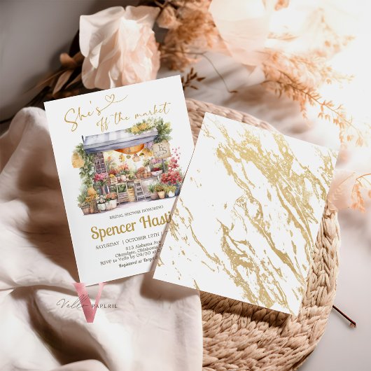 彼女は市場のブライダルシャワーの招待状をオフにしている 招待状