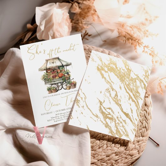 彼女は市場のブライダルシャワーの招待状をオフにしている 招待状