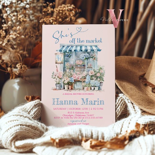 彼女は市場のブライダルシャワーの招待状をオフにしている 招待状