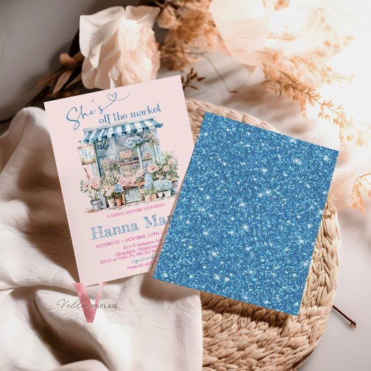 彼女は市場のブライダルシャワーの招待状をオフにしている 招待状