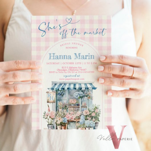 彼女は市場のブライダルシャワーの招待状をオフにしている 招待状