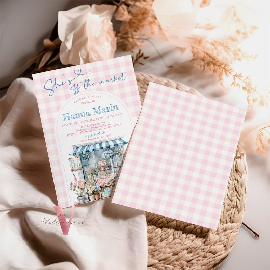 彼女は市場のブライダルシャワーの招待状をオフにしている 招待状