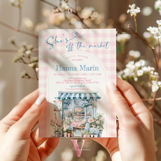 彼女は市場のブライダルシャワーの招待状をオフにしている 招待状