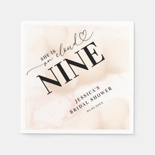 彼女は幸せの雲の上にいる ハートスクリプト ブライダルシャワー スタンダードカクテルナプキン (正面)