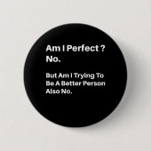 彼女は強い威厳を持っている、笑う 缶バッジ (正面)