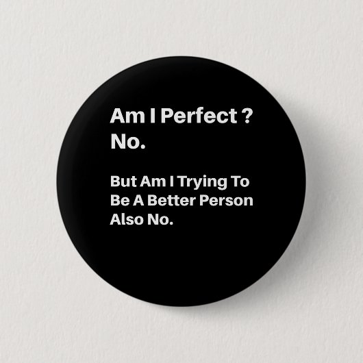 彼女は強い威厳を持っている、笑う 缶バッジ (正面)