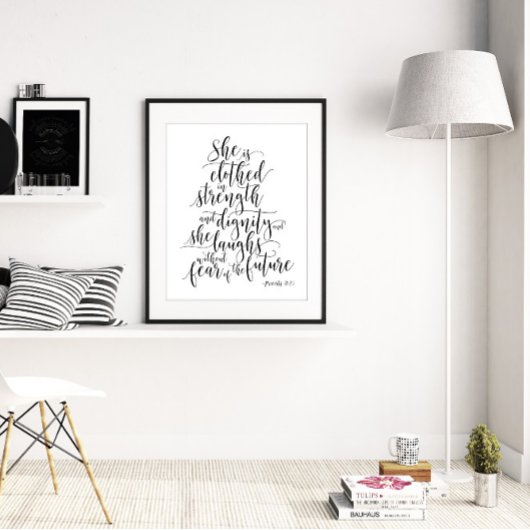 彼女は強い服を着ている、箴言31:25 ポスター