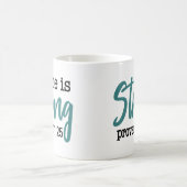 彼女は強い聖書の詩引用文箴言31女 コーヒーマグカップ (中央)