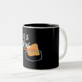 彼女は強い – 力を与えるキリスト教引用文 ツートーンマグカップ (正面右)