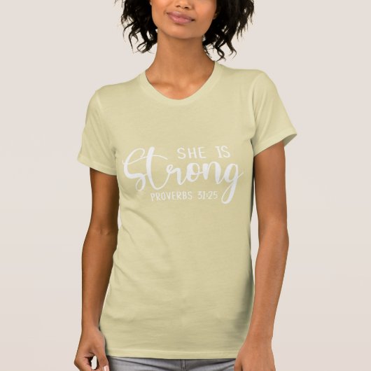 彼女は強い – 箴言31:25 – 白いプリント Tシャツ (正面)