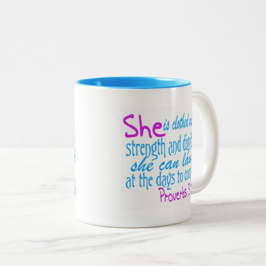 彼女は強さおよび威厳と着ます ツートーンマグカップ (正面右)