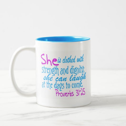 彼女は強さおよび威厳と着ます ツートーンマグカップ (左)