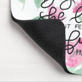 彼女は強さおよび威厳と着ます マウスパッド (コーナー)