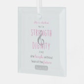 彼女は強さと尊厳の諺を着ている31 ガラスオーナメント (正面左)