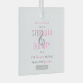 彼女は強さと尊厳の諺を着ている31 ガラスオーナメント (正面右)