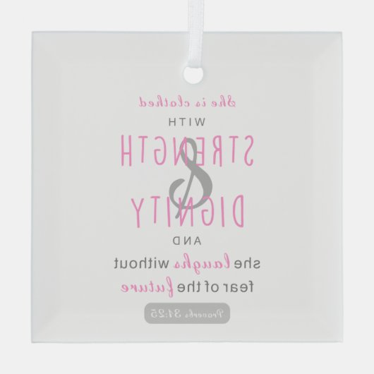 彼女は強さと尊厳の諺を着ている31 ガラスオーナメント (裏面)