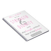 彼女は強さと尊厳の諺を着ている31 ノートブック (右側)