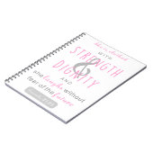 彼女は強さと尊厳の諺を着ている31 ノートブック (左側)