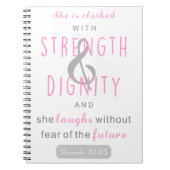 彼女は強さと尊厳の諺を着ている31 ノートブック (正面)
