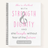 彼女は強さと尊厳の諺を着ている31 ノートブック (正面)