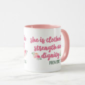 彼女は強さと尊厳を身にまとっている マグカップ (正面右)