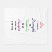 彼女は強さのフリースブランケット50'によってx60着ます フリースブランケット (正面(横))