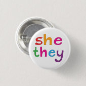 彼女は彼らが好んだ代名詞のピンバッジ 缶バッジ (正面&裏面)