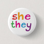 彼女は彼らが好んだ代名詞のピンバッジ 缶バッジ (正面)