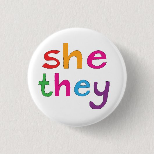 彼女は彼らが好んだ代名詞のピンバッジ 缶バッジ (正面)