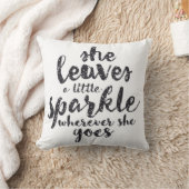 彼女は彼女が行くところはどこでも少し輝きを残します クッション (ブランケット)