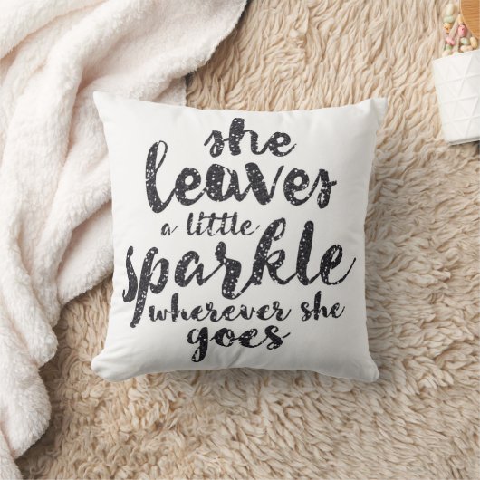 彼女は彼女が行くところはどこでも少し輝きを残します クッション (ブランケット)