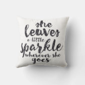 彼女は彼女が行くところはどこでも少し輝きを残します クッション (裏面)