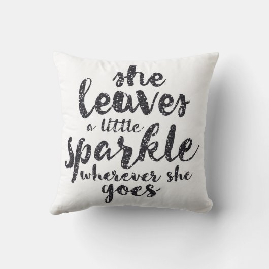 彼女は彼女が行くところはどこでも少し輝きを残します クッション (裏面)