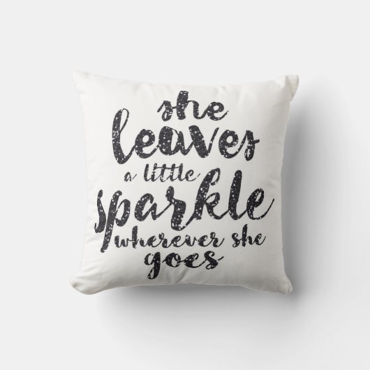 彼女は彼女が行くところはどこでも少し輝きを残します クッション (正面)