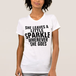 彼女は彼女が行くところはどこでも少し輝きを残します Tシャツ