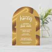彼女は彼女のハニーを見つけた – レトロストライプブライダルシャワー 招待状 (スタンド正面)