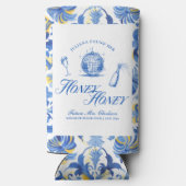 彼女は彼女のハニーハニーブルーギリシャバチェロレッテを見つけた スリム缶クーラー (裏面)