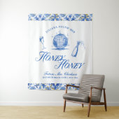 彼女は彼女のハニーハニーブルーギリシャバチェロレッテを見つけた タペストリー (インサイチュ)